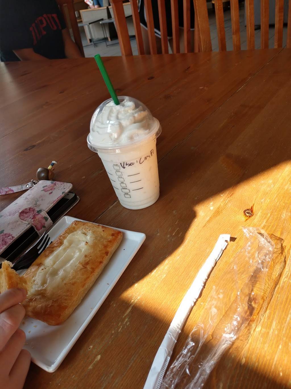 Starbucks | cafe | 2902 W 86th St #10, Indianapolis, IN 46268, USA | 3172281698 OR +1 317-228-1698