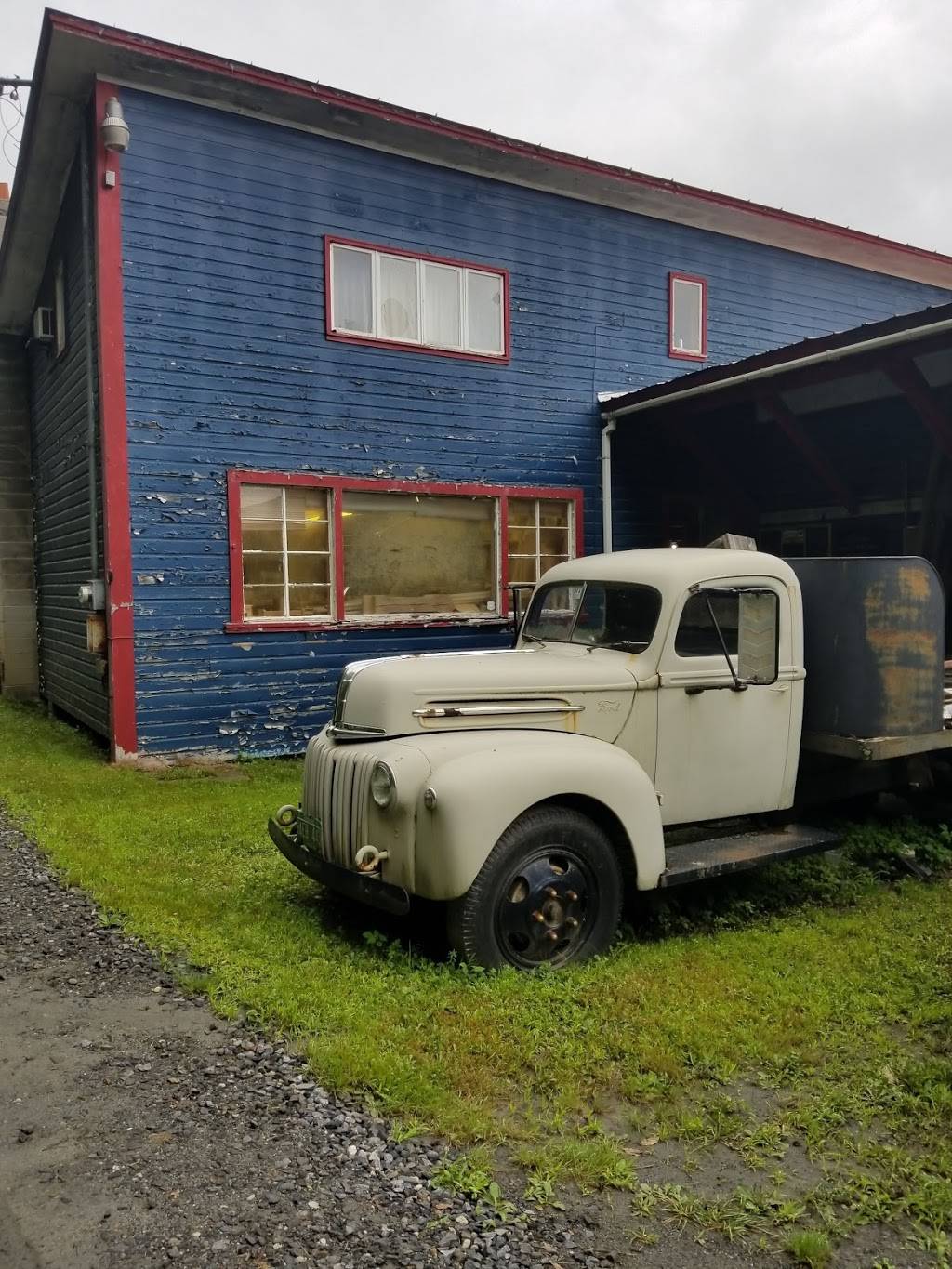 Crossroads Bar & Grill | restaurant | 108 Rainbow St, South Royalton, VT 05068, USA | 8027632002 OR +1 802-763-2002