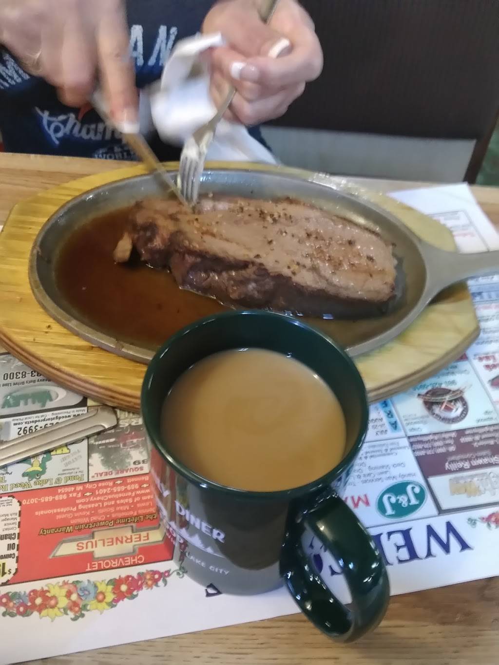 Family Diner | restaurant | 711 N Silverleaf St, Gladwin, MI 48624, USA | 9894268141 OR +1 989-426-8141