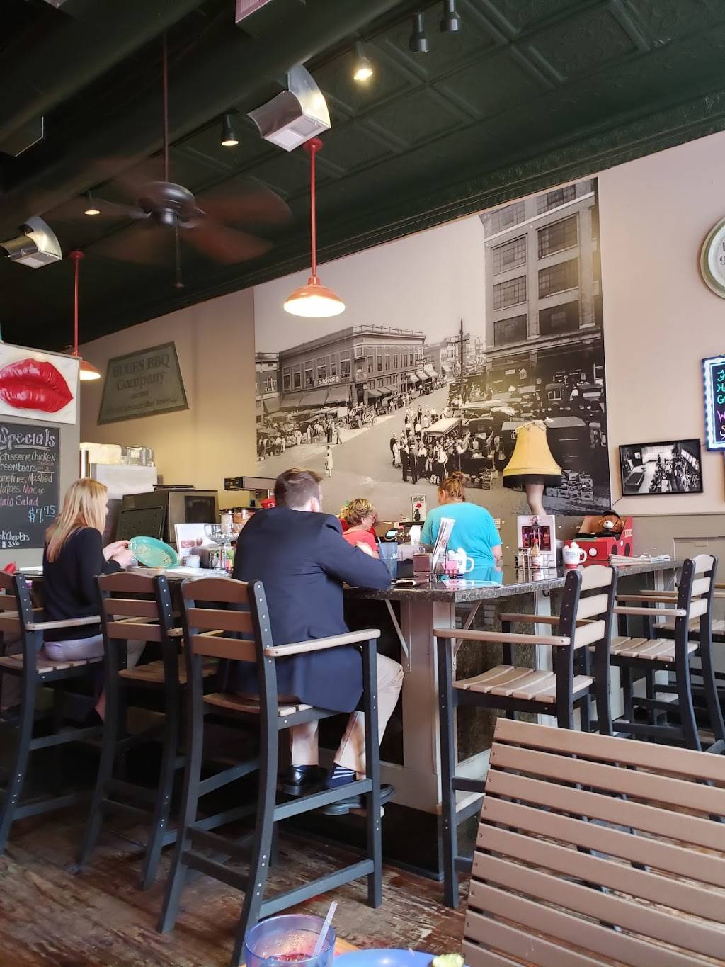 Ernies Bar & Grill | restaurant | 107 Market Square SE, Roanoke, VA 24011, USA | 5403427100 OR +1 540-342-7100