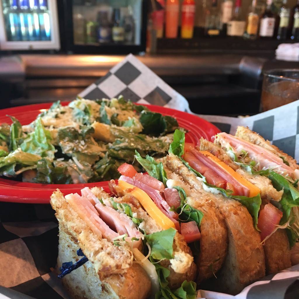 Louies Grill & Bar | restaurant | 1601 S I-35 Service Rd, Moore, OK 73160, USA | 4058957419 OR +1 405-895-7419