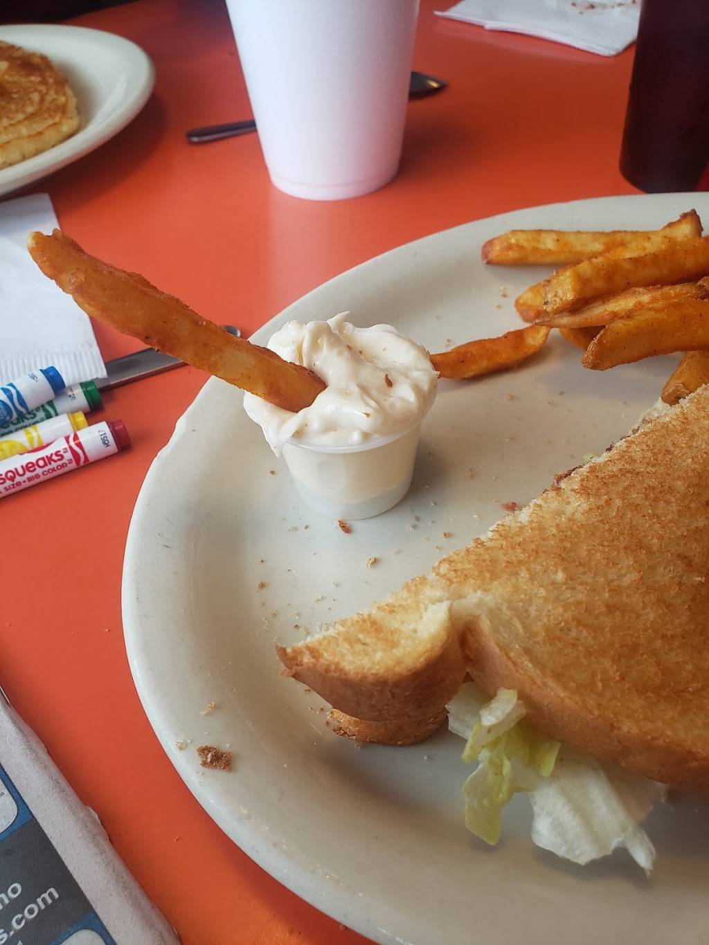 Friendlys | restaurant | 2115 Main St, Elwood, IN 46036, USA | 7655525333 OR +1 765-552-5333