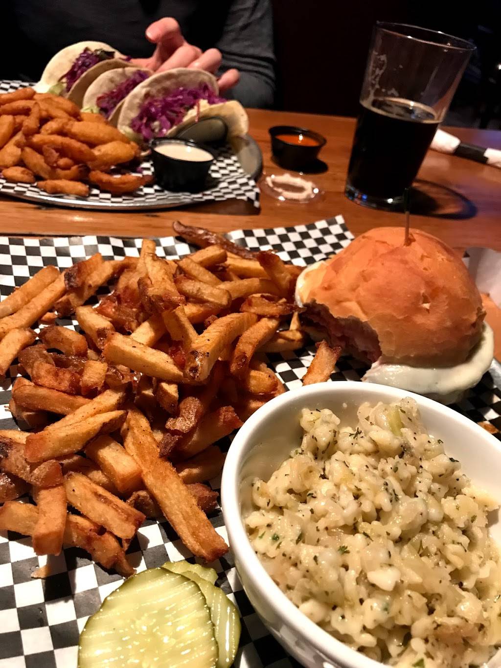 The Pour House Bar & Grill | restaurant | 3620 Starr Centre Dr, Canfield, OH 44406, USA | 3305333522 OR +1 330-533-3522