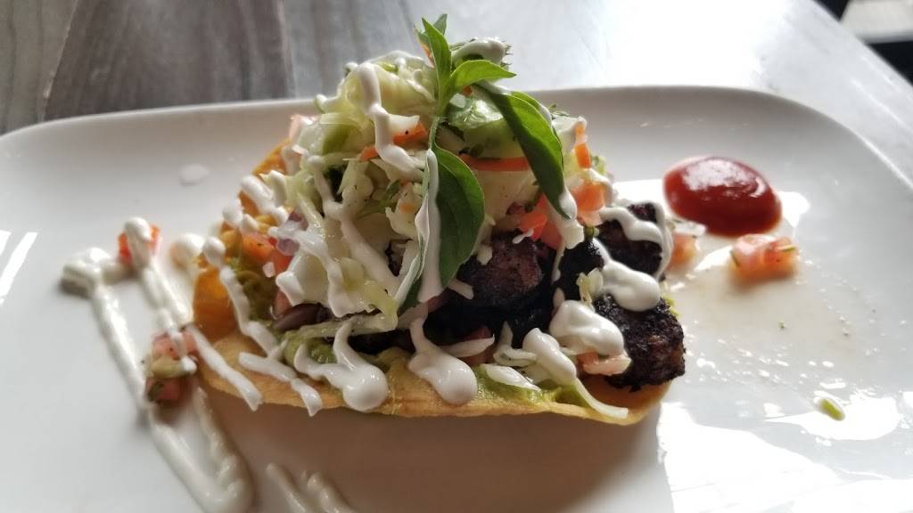 Henleys Village Tavern | restaurant | 184 Orinoco Dr, Brightwaters, NY 11718, USA | 6319680100 OR +1 631-968-0100