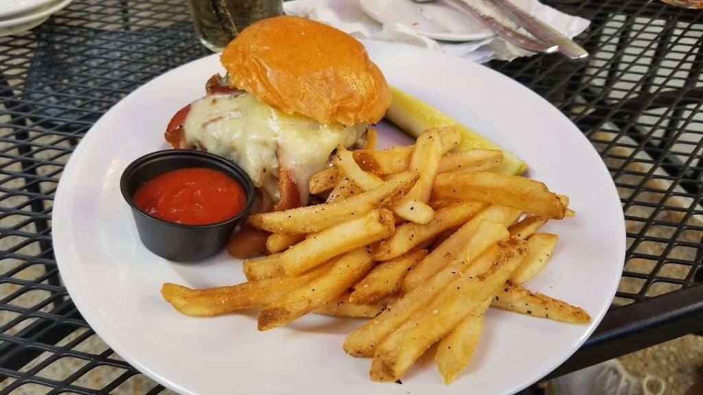 Public House Kitchen & Brewery | restaurant | 9406 Battle St, Manassas, VA 20110, USA | 5712921427 OR +1 571-292-1427