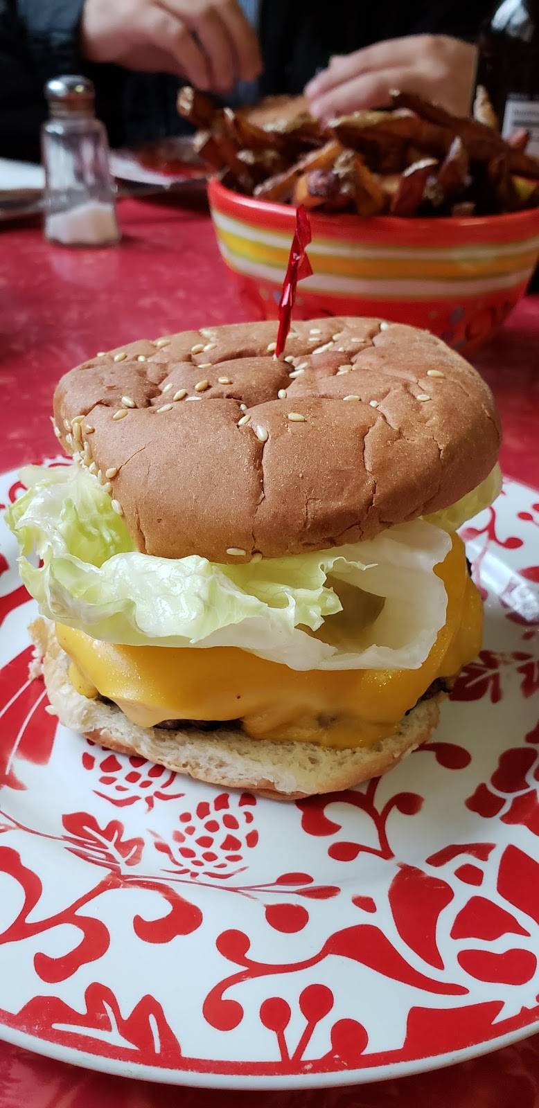 Horseshoe Curve Restaurant | restaurant | 1162 Pine Grove Rd, Bluemont, VA 20135, USA | 5405548291 OR +1 540-554-8291