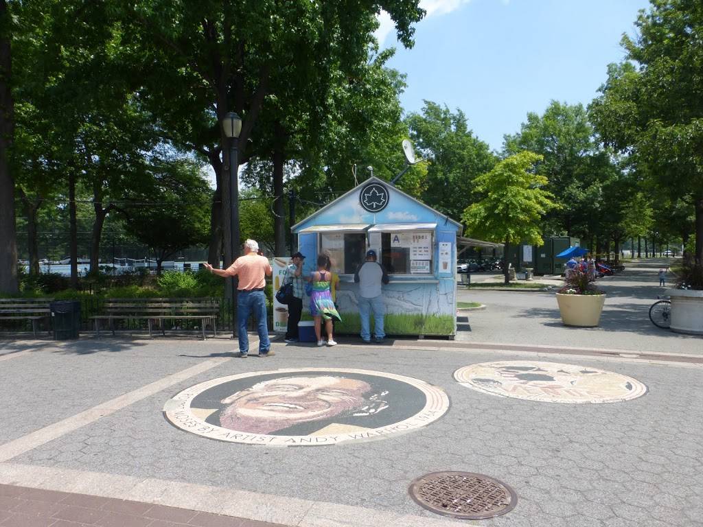 Tommys Doghouse | restaurant | Dinkins Circle, Avenue of Commerce, Corona, NY 11368, USA | 6462294470 OR +1 646-229-4470