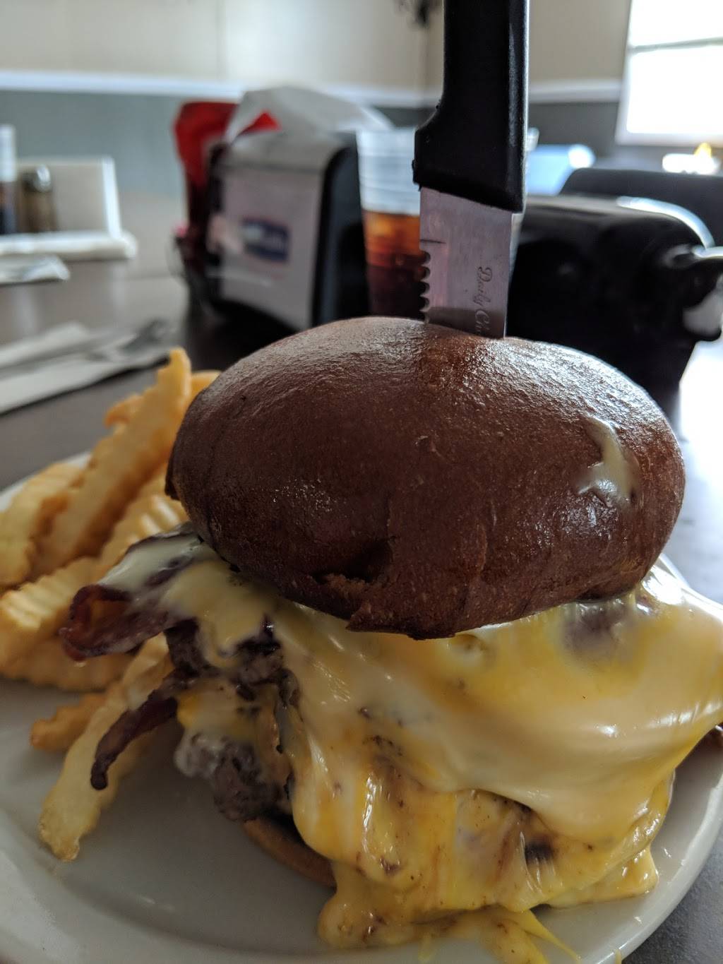 Cranks Bar & Grill | restaurant | 102 S Chestnut St, Minonk, IL 61760, USA | 3094322643 OR +1 309-432-2643