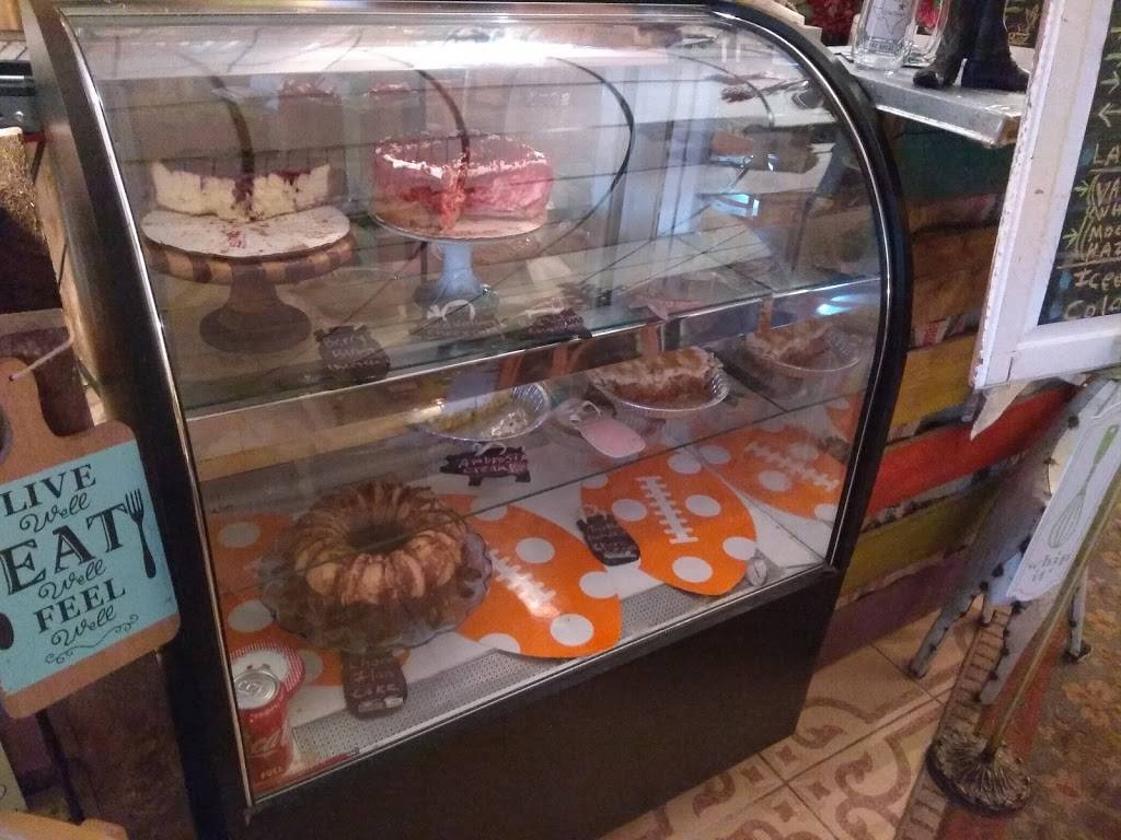 Lanis Cheesecakes & Coffee House | restaurant | 510 TX-27, Comfort, TX 78013, USA | 8309955264 OR +1 830-995-5264