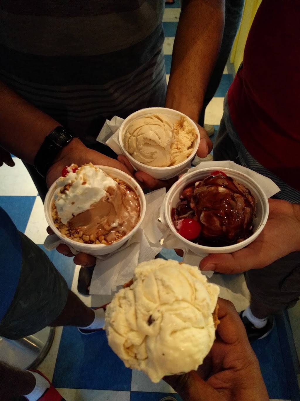 Stop 26 Ice Cream & More | cafe | 10585 Clairview Ave, Windsor, ON N8P 1B3, Canada | 5197351355 OR +1 519-735-1355