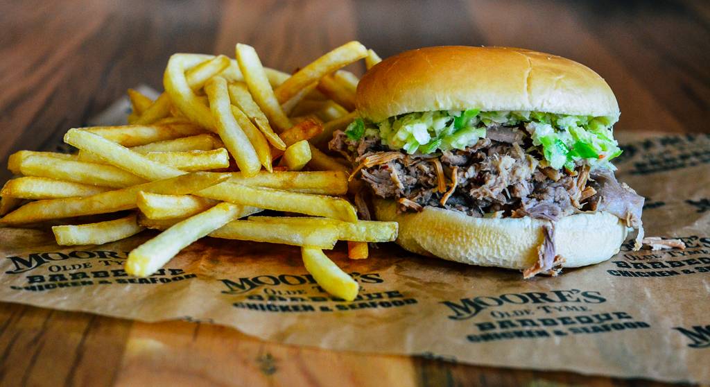 Moores Olde Tyme Barbeque Chicken & Seafood | restaurant | 2043 Central Park Dr, Winterville, NC 28590, USA | 2523534227 OR +1 252-353-4227