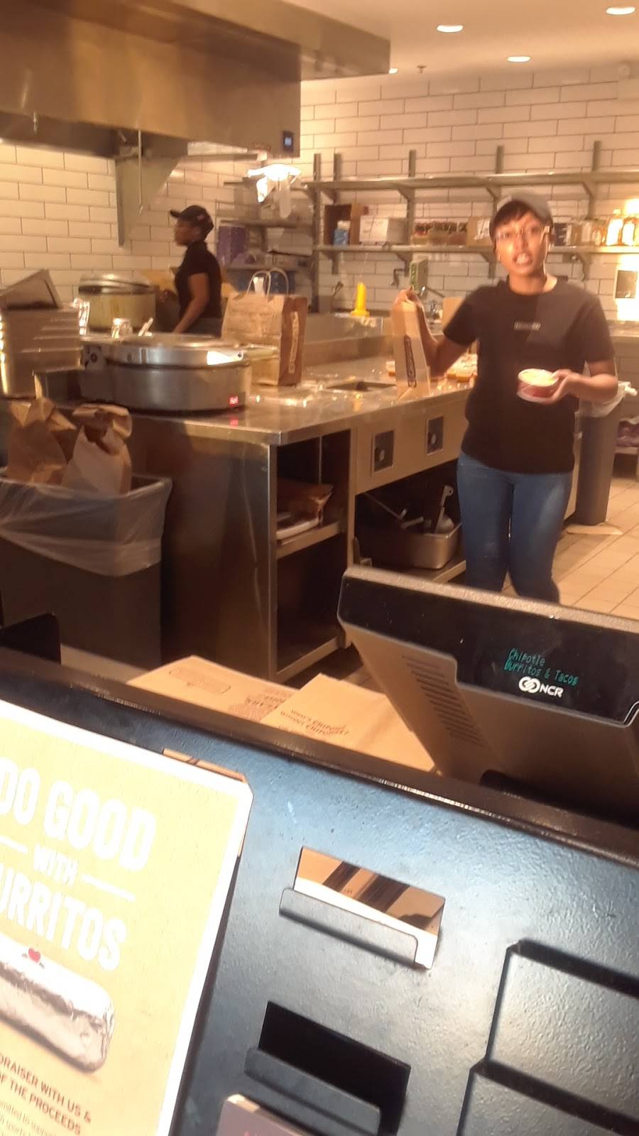 Chipotle Mexican Grill | restaurant | 806 W 63rd St, Chicago, IL 60621, USA | 7739620739 OR +1 773-962-0739