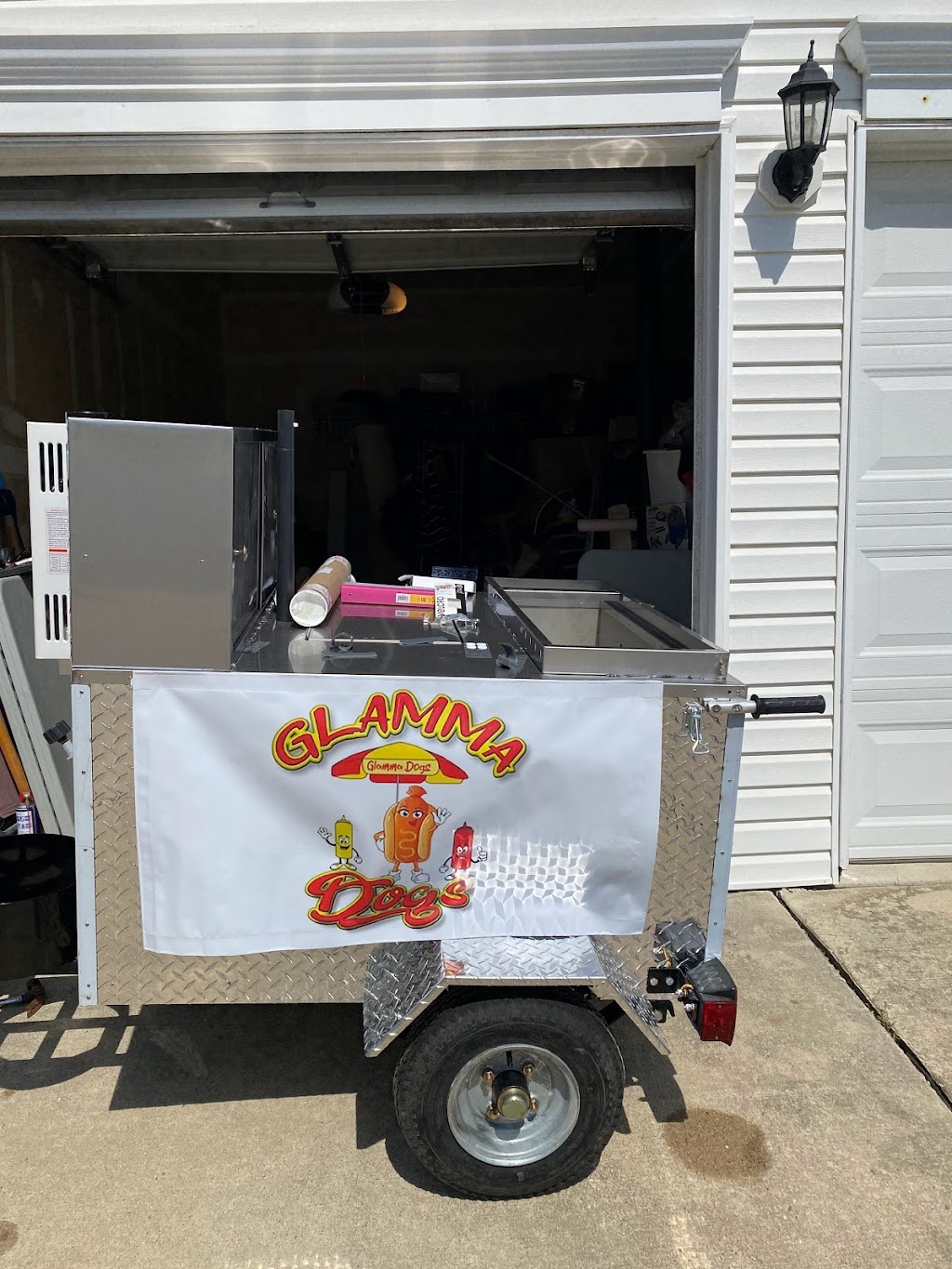 Glamma Dogs and Catering | meal takeaway | 226 Cornell Dr, Burbank, CA 91504, USA | 8562649449 OR +1 856-264-9449