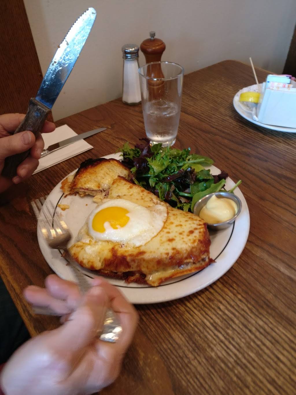 Rowdy Hall | restaurant | 2732, 10 Main St, East Hampton, NY 11937, USA | 6313248555 OR +1 631-324-8555