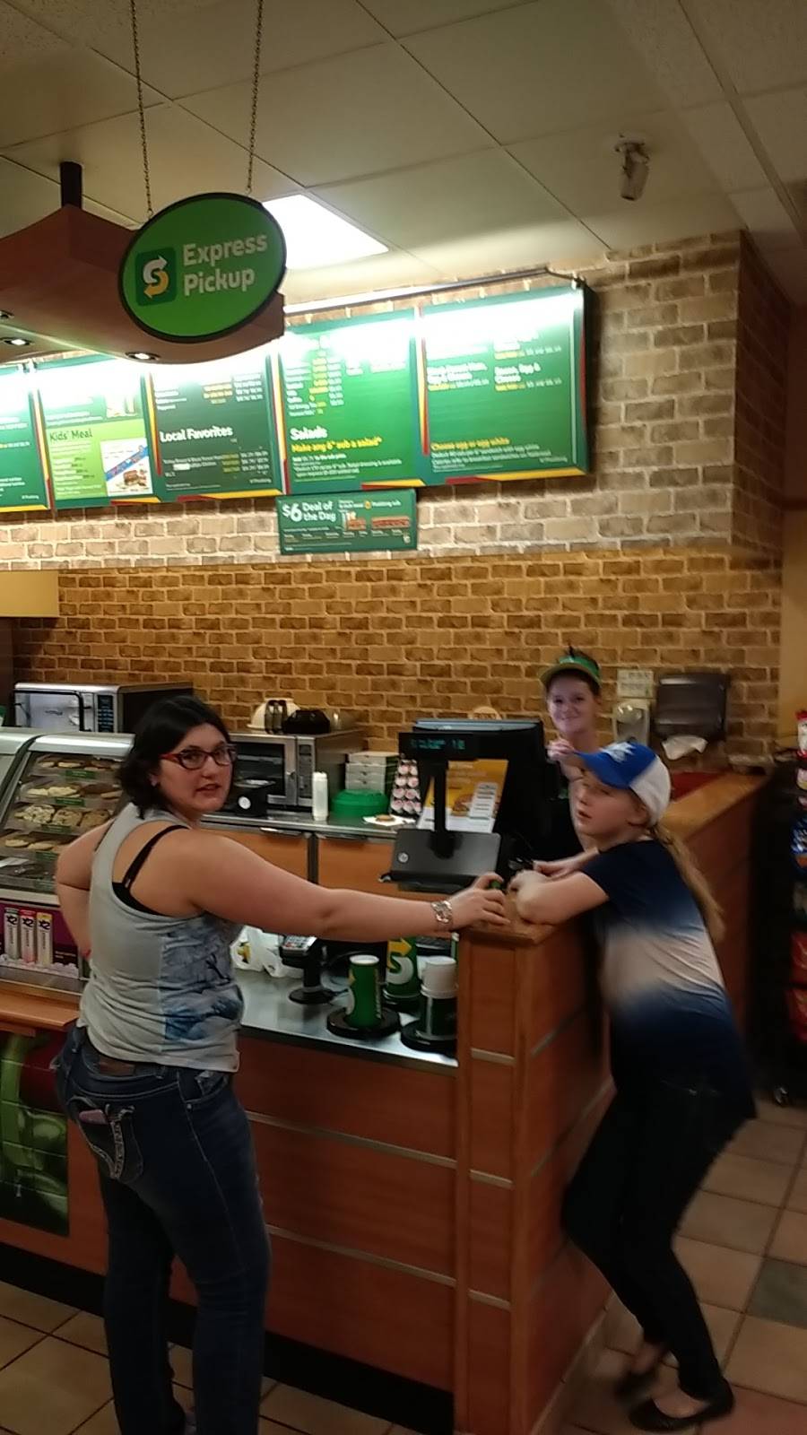 Subway | restaurant | 206 E 10th St, Jeffersonville, IN 47130, USA | 8122841957 OR +1 812-284-1957