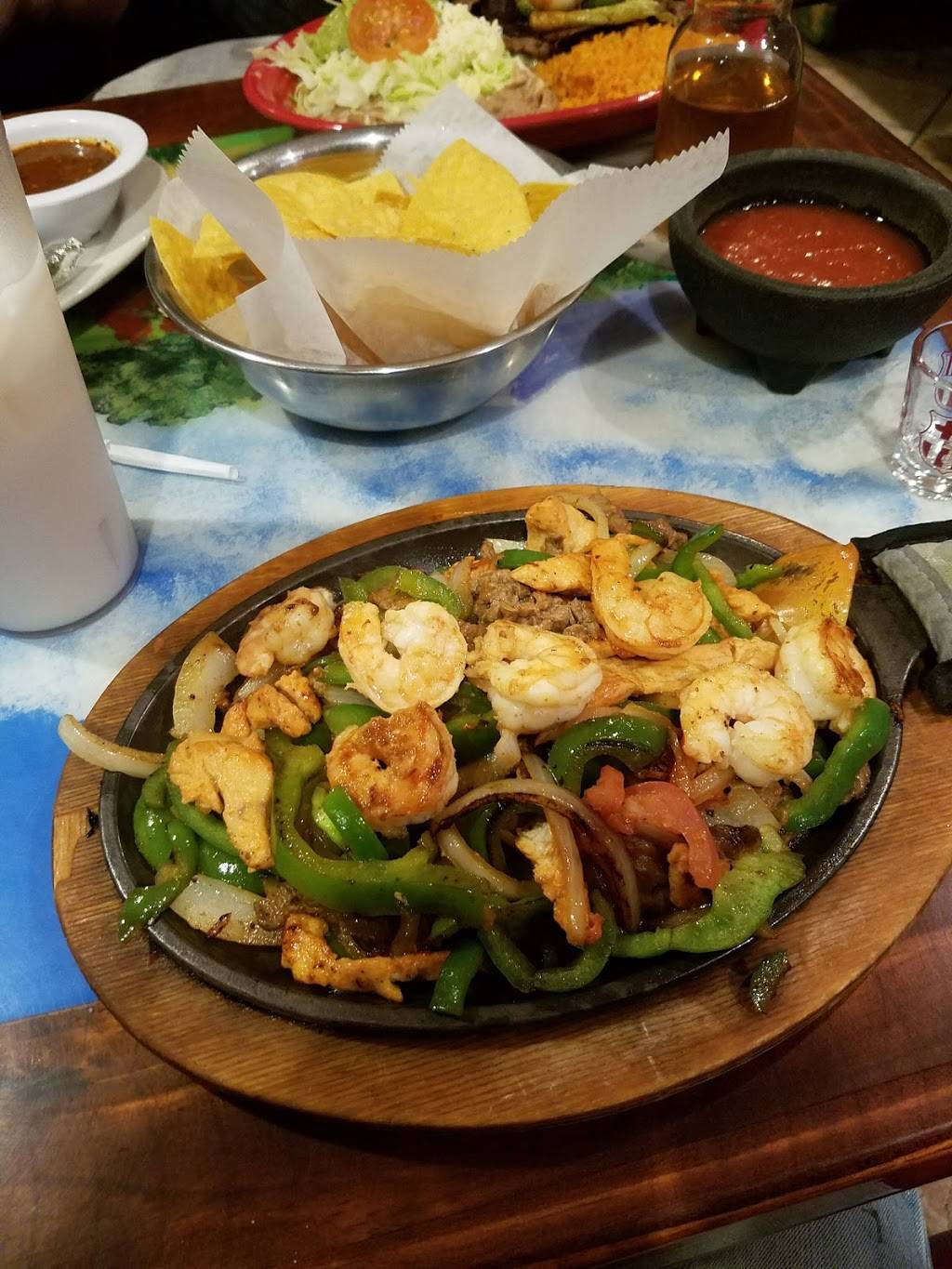 Los Tres Magueyes | restaurant | 10120 Green Level Church Road, Cary, NC 27519, USA | 9192675444 OR +1 919-267-5444