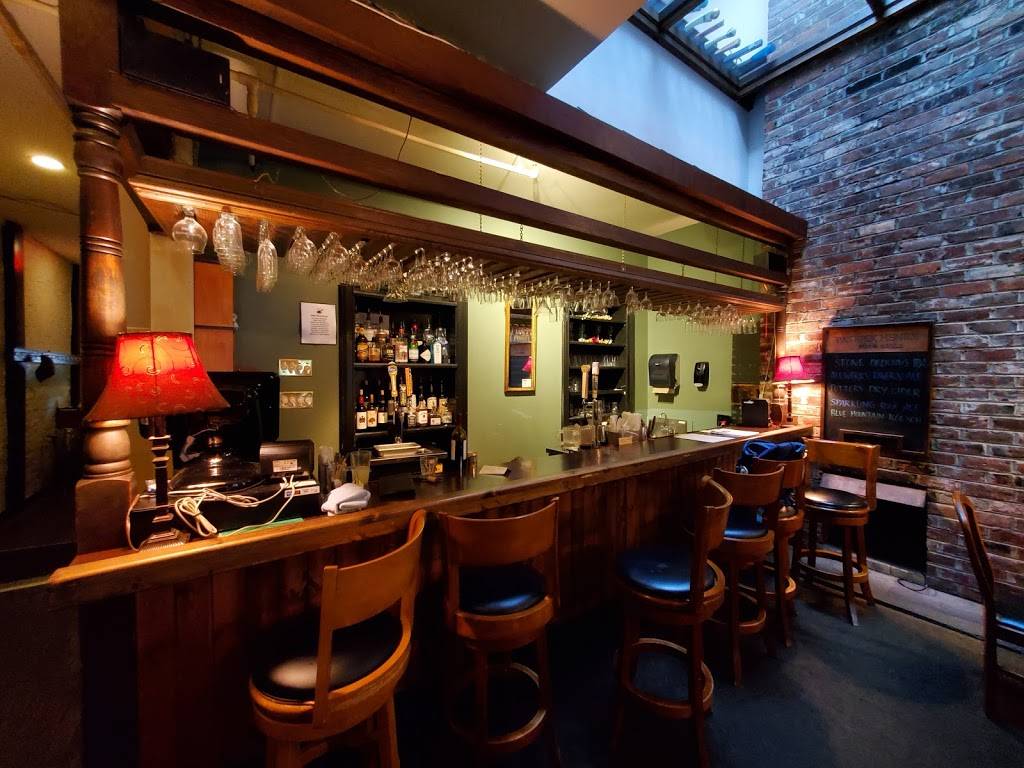 Patrick Henrys Pub & Grille | restaurant | 2300 E Broad St, Richmond, VA 23223, USA | 8046444242 OR +1 804-644-4242