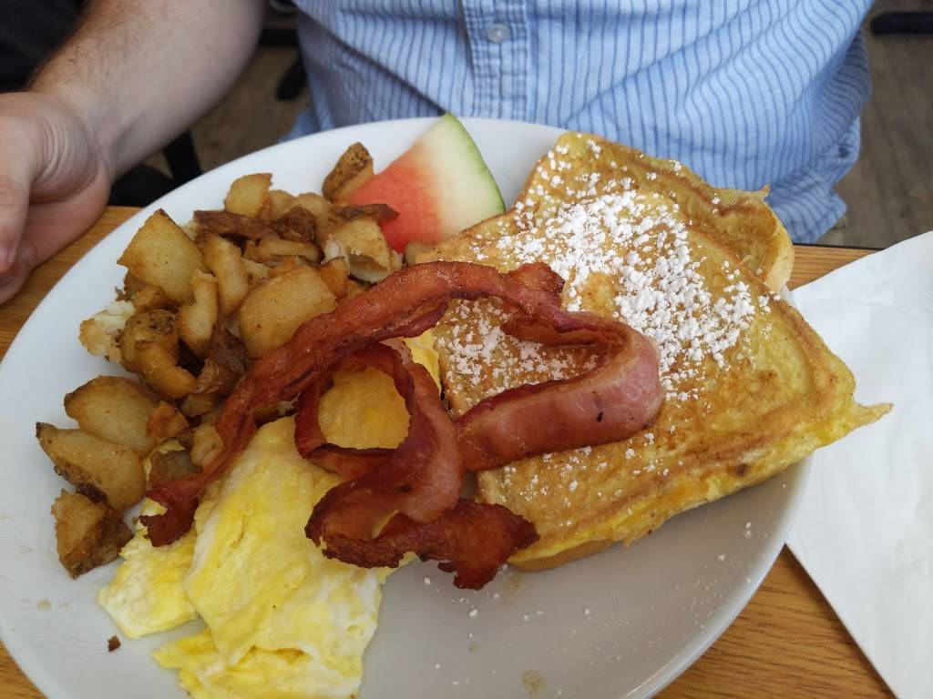 The Lighthouse Restaurant | restaurant | 199 High St, Southampton, ON N0H 2L0, Canada | 5197972095 OR +1 519-797-2095