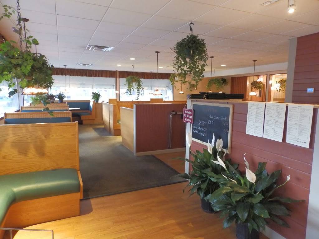 Charlmont Restaurant and Pub | restaurant | 116 VT-15 west, Morristown, VT 05661, USA | 8028884242 OR +1 802-888-4242