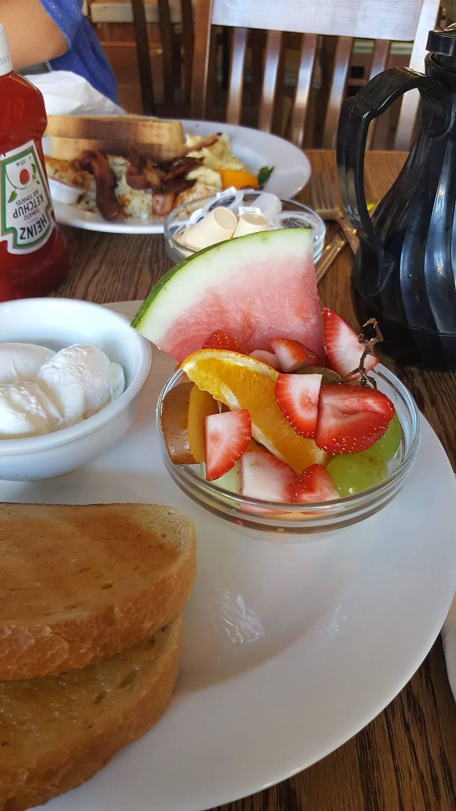 Mos Kitchen & Tavern | restaurant | 234 Lakeshore Rd E, Oakville, ON L6J 1H7, Canada | 9058440234 OR +1 905-844-0234