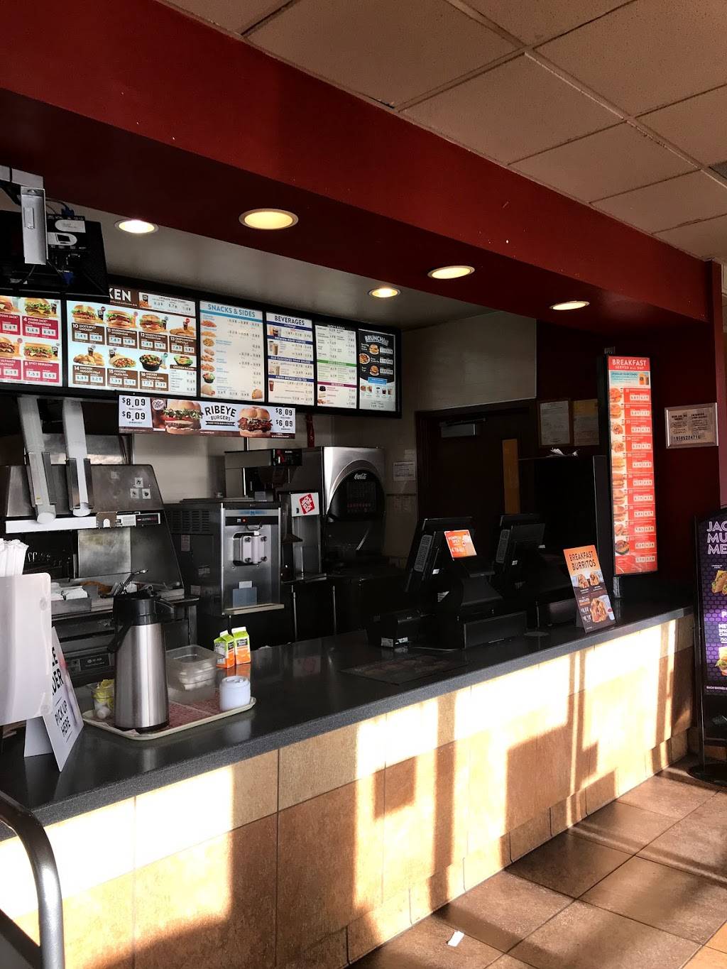 Jack in the Box | restaurant | 837 E Washington St, Petaluma, CA 94952, USA | 7077633612 OR +1 707-763-3612