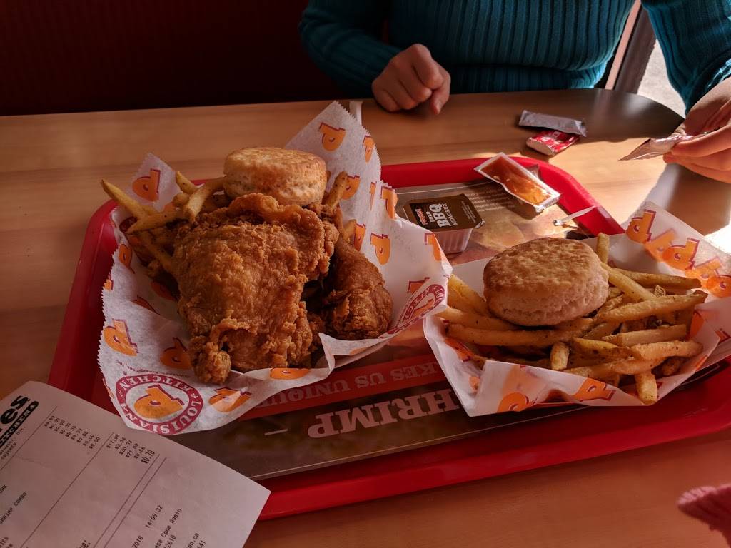 Popeyes Louisiana Kitchen | meal takeaway | 2854 Howard Ave, Windsor, ON N8X 3Y5, Canada | 5192506886 OR +1 519-250-6886