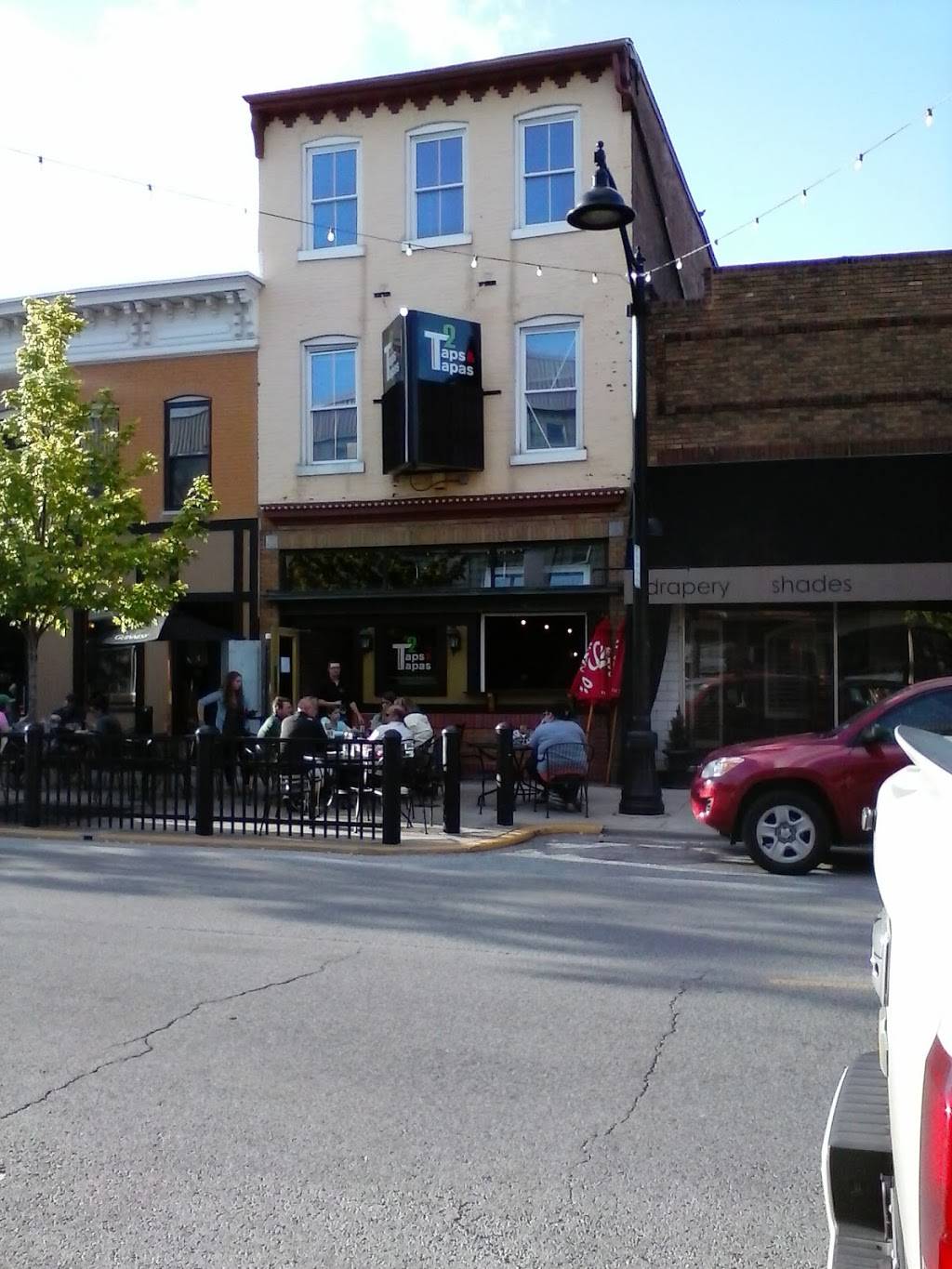 T2 Taps & Tapas | restaurant | 307 E Main St, Belleville, IL 62220, USA | 6182336246 OR +1 618-233-6246