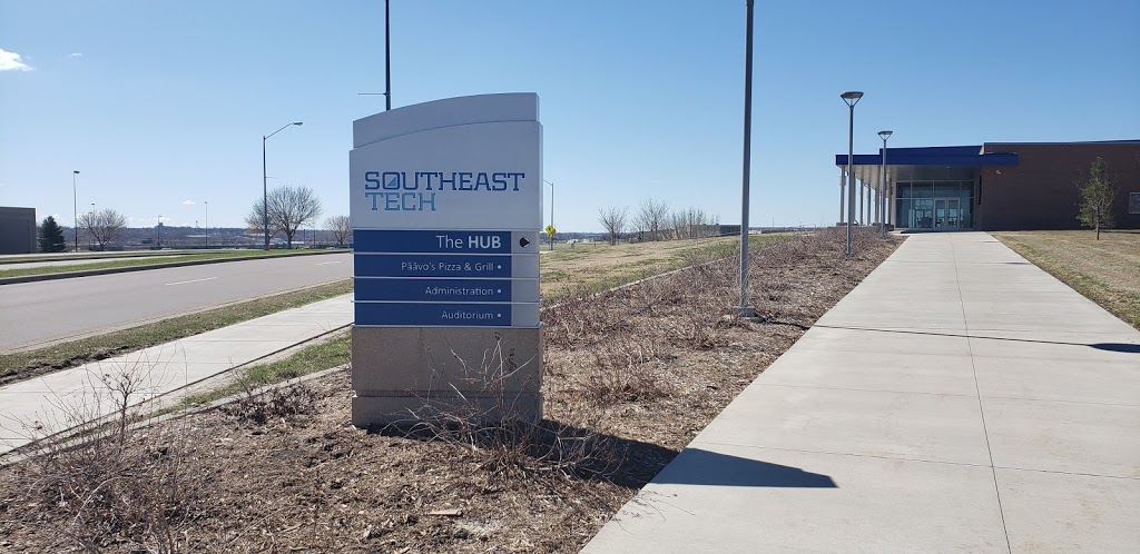 Paavos Pizza & Grill | restaurant | 2000 N Career Ave, Sioux Falls, SD 57107, USA | 6053674899 OR +1 605-367-4899