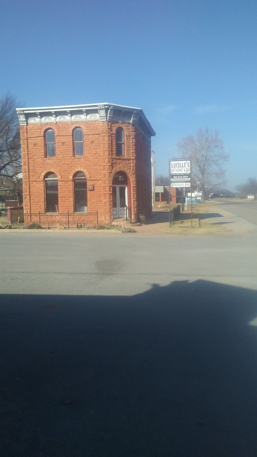 Lucilles | restaurant | 102 S Main St, Mulhall, OK 73063, USA | 4057080576 OR +1 405-708-0576