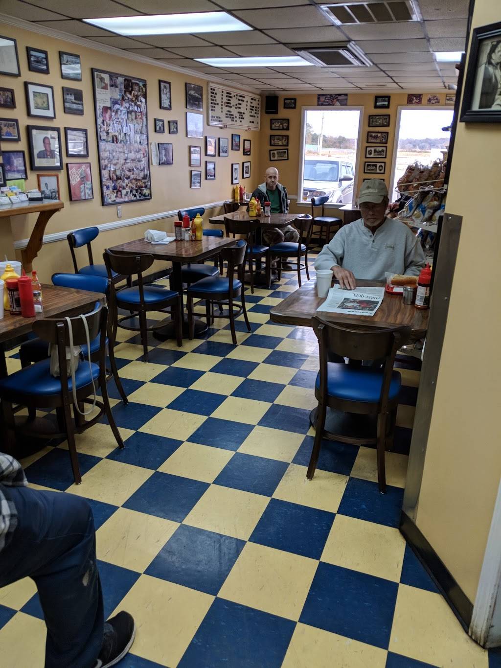 Guss Hot Dogs | restaurant | 224 Brooklane Dr, Hueytown, AL 35023, USA | 2054918565 OR +1 205-491-8565