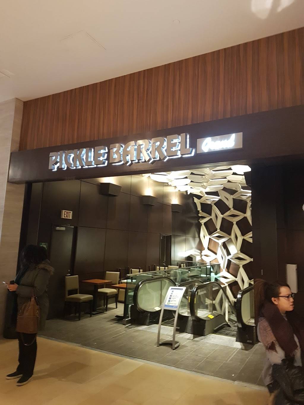 The Pickle Barrel | restaurant | 1 Yorkdale Rd, North York, ON M6A 2T9, Canada | 4167858881 OR +1 416-785-8881