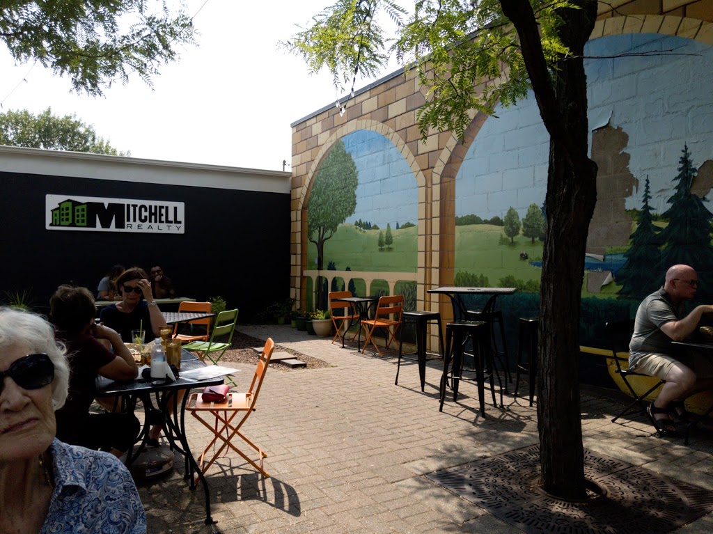 The Birdhouse Eat & Drink | restaurant | 4153 W Broadway Ave, Robbinsdale, MN 55422, USA | 7632059668 OR +1 763-205-9668