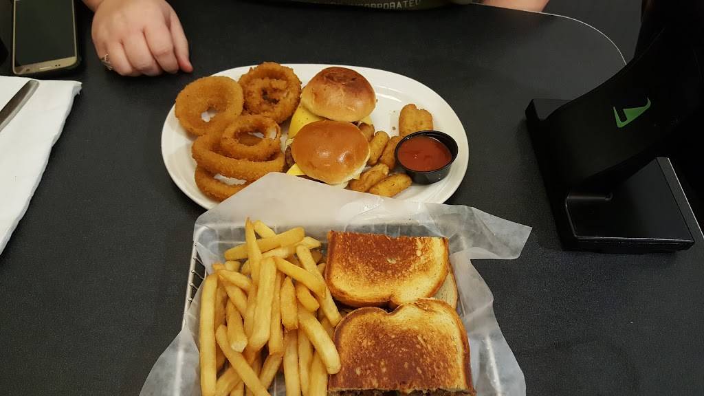 Friendlys | restaurant | 529 Memorial Dr, Chicopee, MA 01020, USA | 4135924221 OR +1 413-592-4221