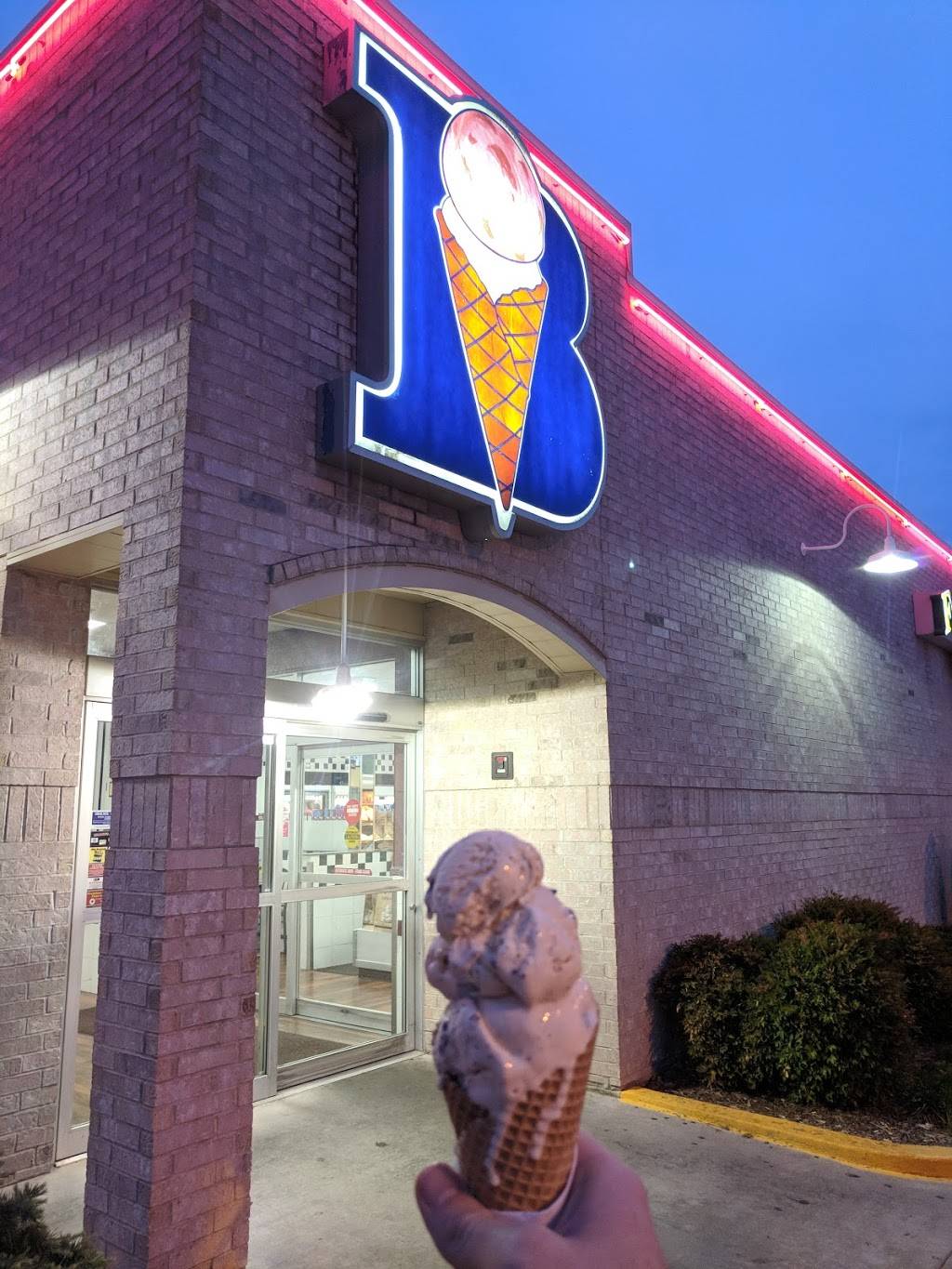 Braums Ice Cream & Burger Restaurant | restaurant | 701 S Washburn St, Decatur, TX 76234, USA | 9406273696 OR +1 940-627-3696