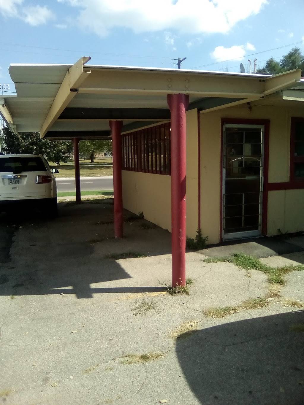 Chucksters | restaurant | 801 E 4th St, Waterloo, IA 50703, USA | 3192321359 OR +1 319-232-1359