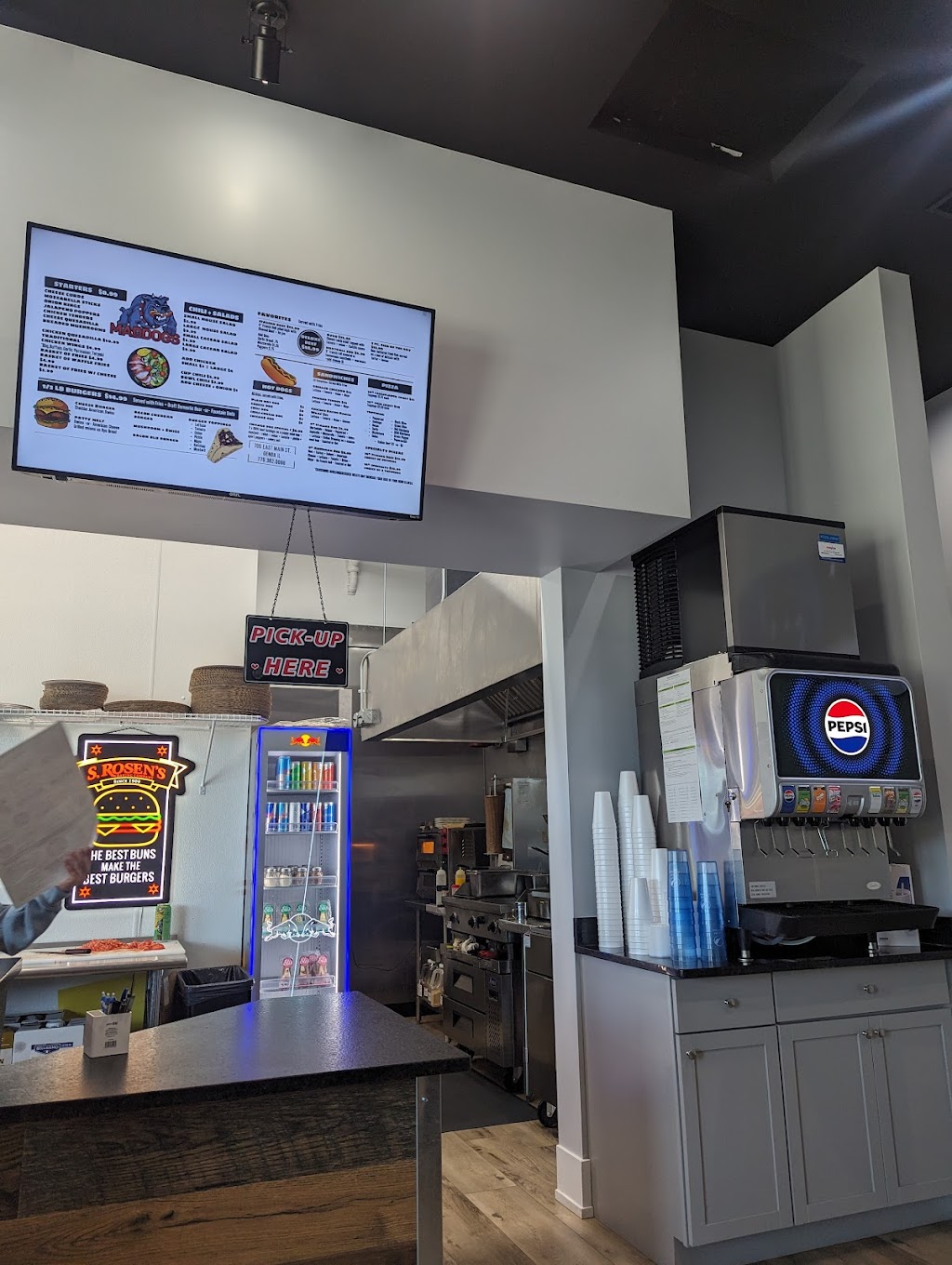 Maddogs Bar and Grill | restaurant | 705 E Main St, Genoa, IL 60135, USA | 7793820066 OR +1 779-382-0066