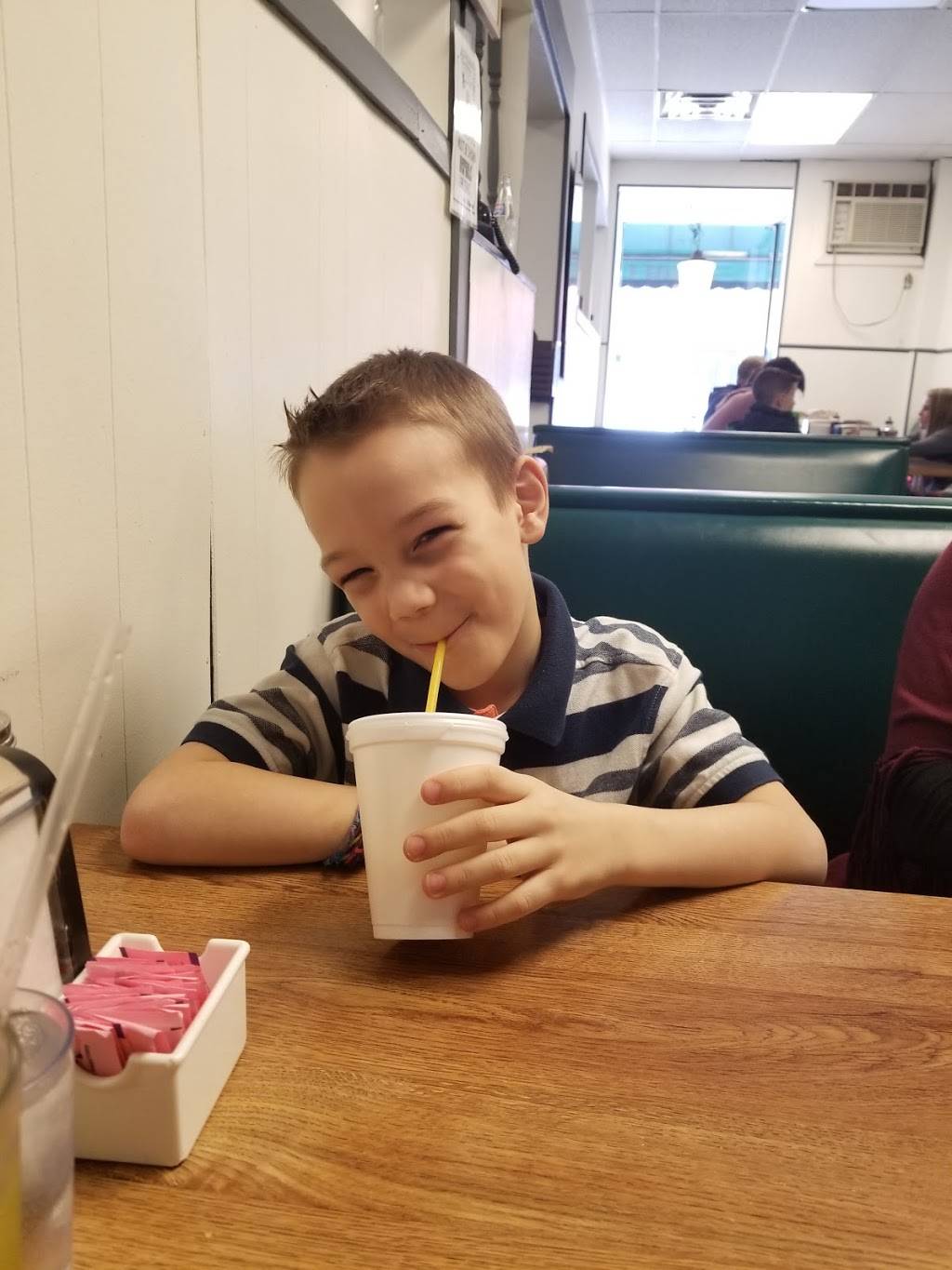 Hollands Restaurant | restaurant | 204 N Market St, Minerva, OH 44657, USA | 3308689988 OR +1 330-868-9988