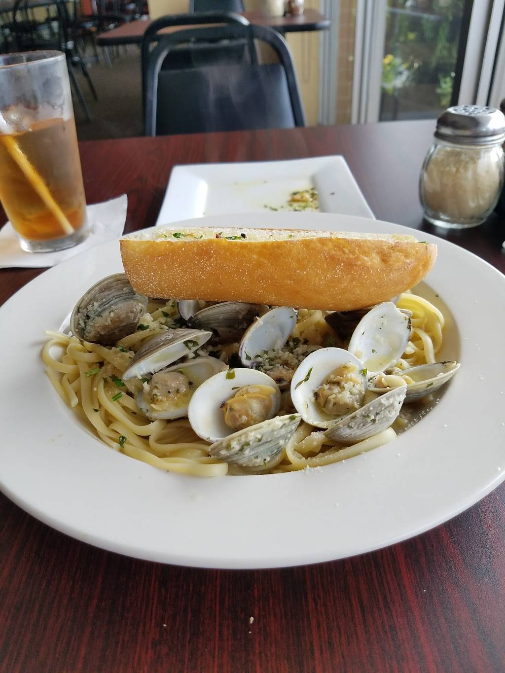 Gennaros Italian Kitchen | restaurant | 4600 Pennell Rd, Aston, PA 19014, USA | 6104973393 OR +1 610-497-3393