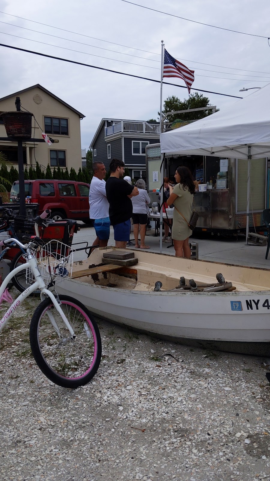 The Smokin Sandy Pineapple Food Truck | restaurant | 143 Bayside Dr, Point Lookout, NY 11569, USA | 5162983415 OR +1 516-298-3415