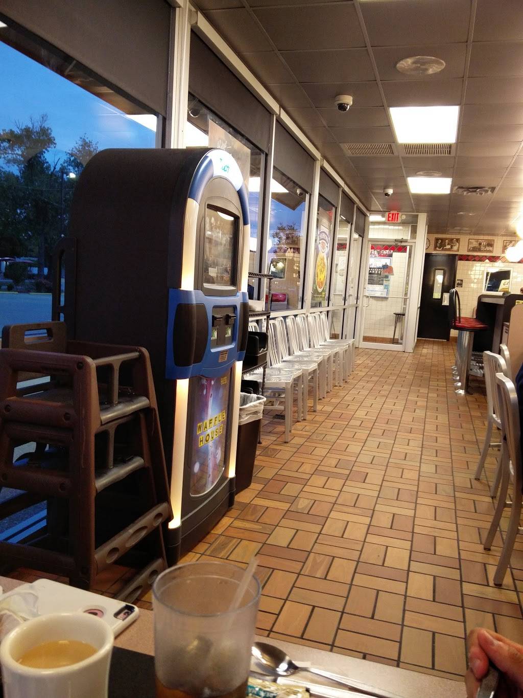 Waffle House | meal takeaway | 1510 St E 10th St, Jeffersonville, IN 47130, USA | 8122822280 OR +1 812-282-2280