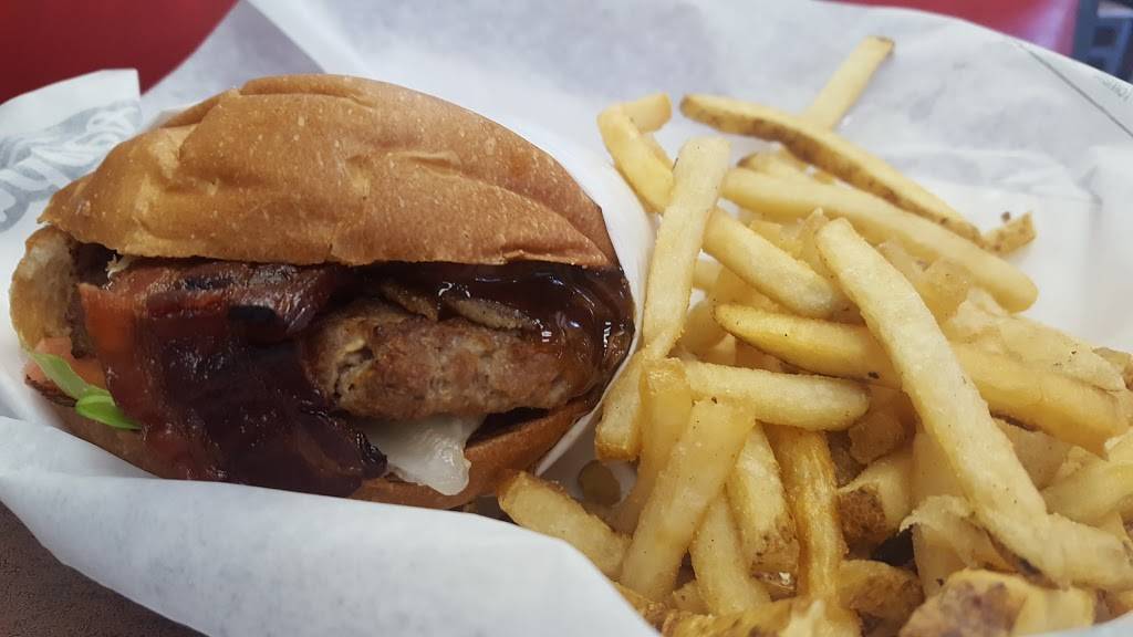 Hardees | restaurant | 10 N W Santa Fe Blvd, High Springs, FL 32643, USA | 3864541933 OR +1 386-454-1933