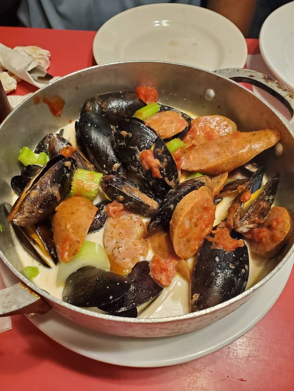 Vivios Food & Spirits | restaurant | 2460 Market St, Detroit, MI 48207, USA | 3133931711 OR +1 313-393-1711