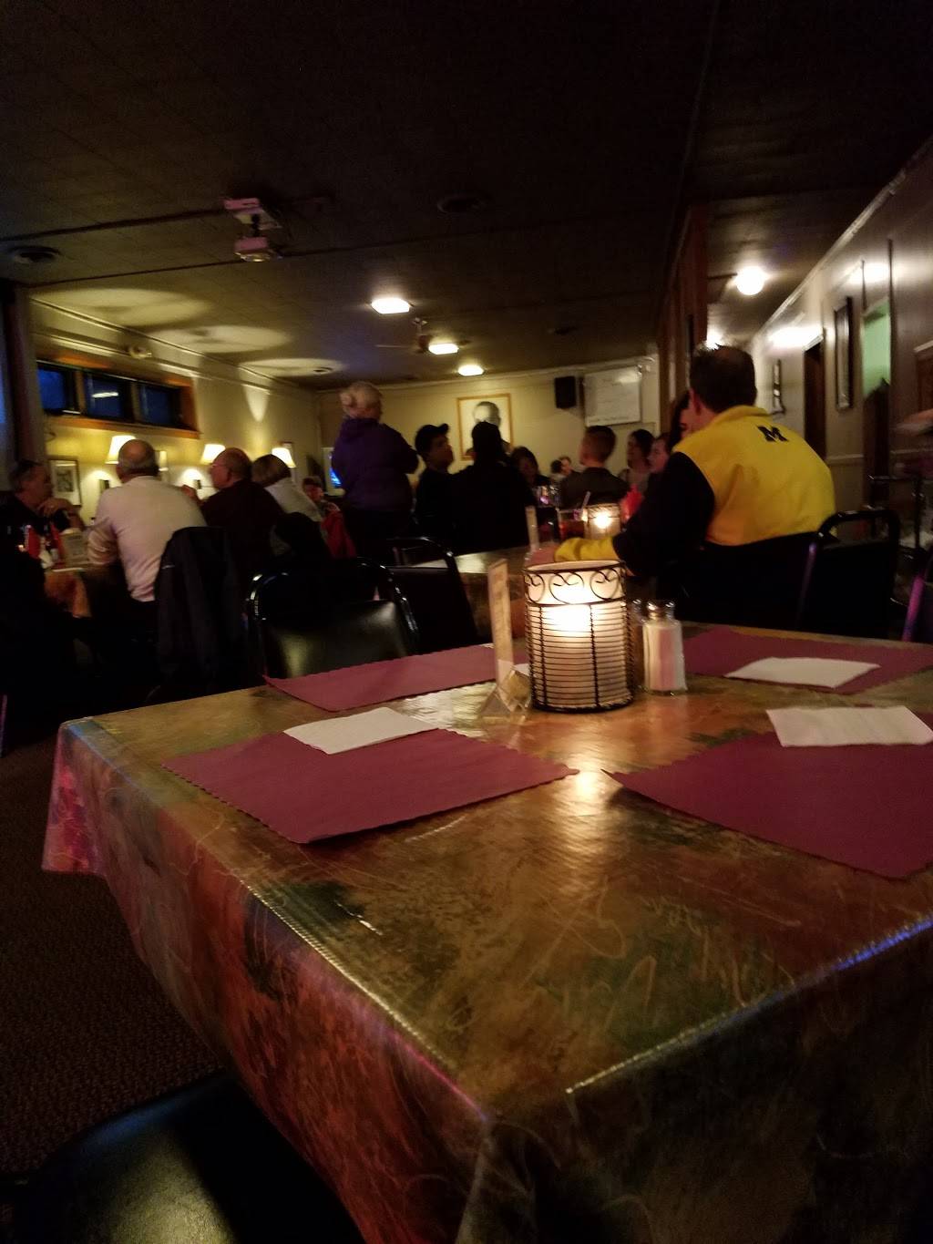 Lloyds Bar & Grill | restaurant | 8961 Macomb St, Grosse Ile Township, MI 48138, USA | 7346753117 OR +1 734-675-3117