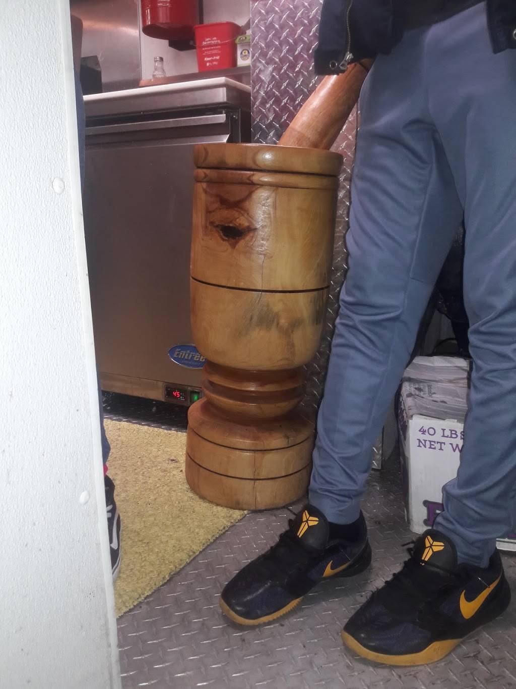 Two Brothers | restaurant | 584 N Main St, Waterbury, CT 06704, USA | 2035191310 OR +1 203-519-1310