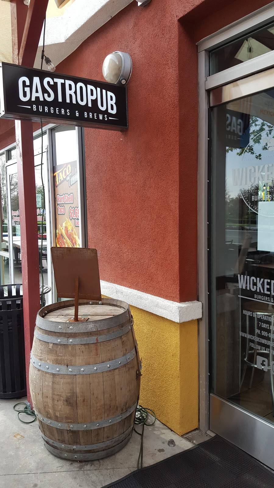 Wicked Cow Burgers and Brews | restaurant | 131 W Foothill Blvd #1, Upland, CA 91786, USA | 9096081924 OR +1 909-608-1924