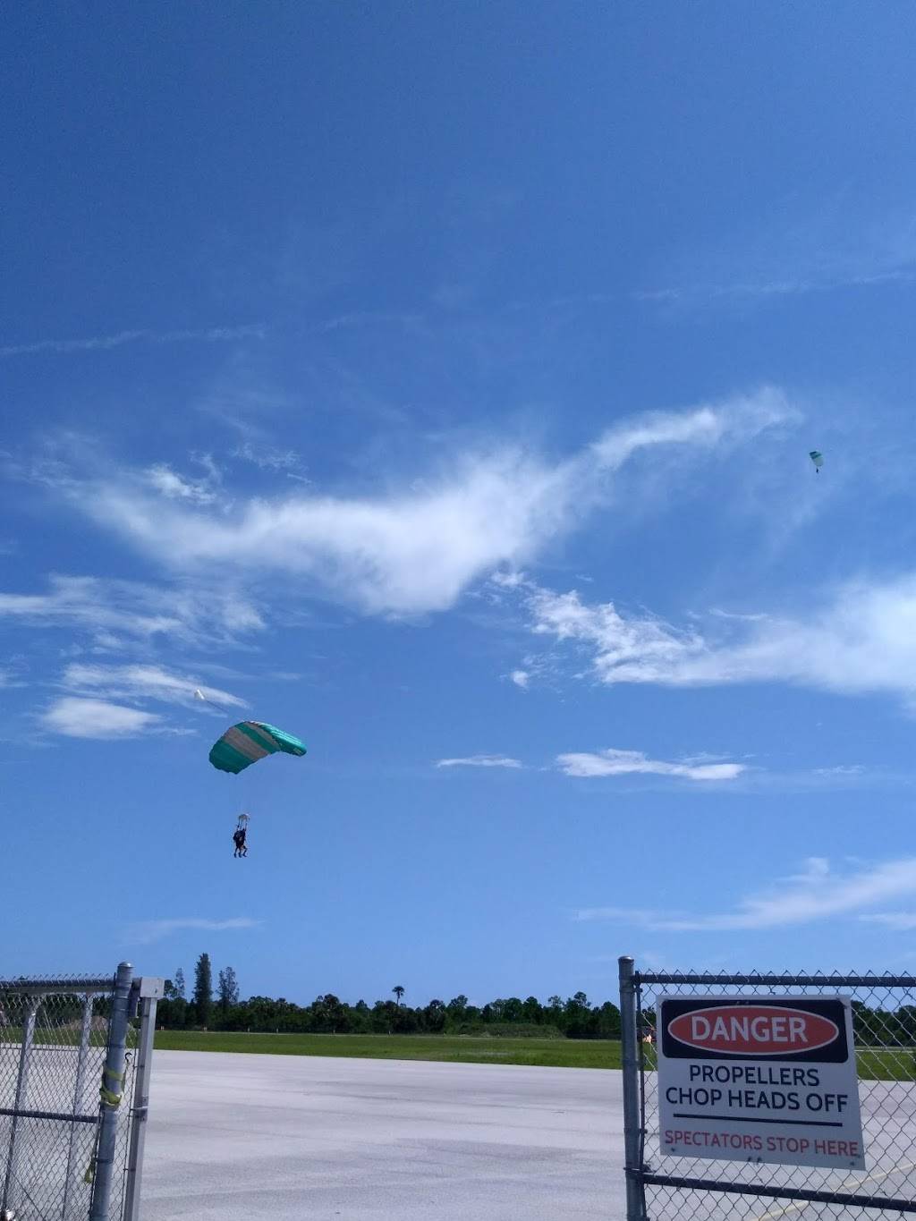 Skydive Sebastian | cafe | 400 Airport Dr W, Sebastian, FL 32958, USA | 7723885672 OR +1 772-388-5672