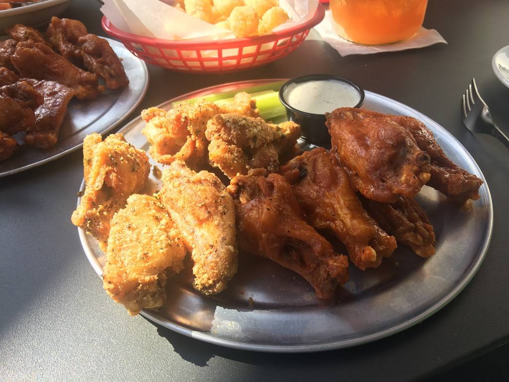 Pluckers Wing Bar | restaurant | 7101 W, TX-71 Ste E19, Austin, TX 78735, USA | 7372019464 OR +1 737-201-9464