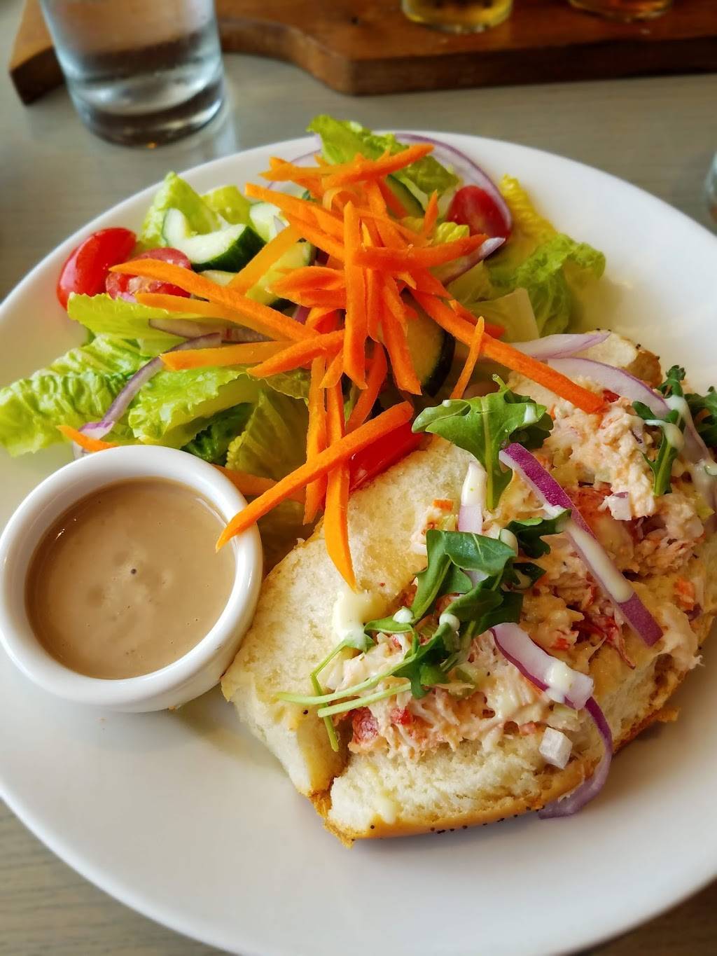 Fins Bar & Grille | restaurant | 142 Decatur St, Cape May, NJ 08204, USA | 6098843449 OR +1 609-884-3449