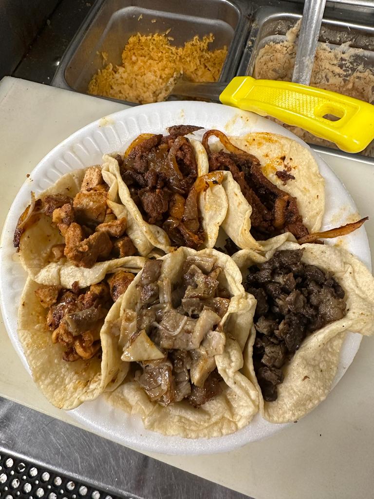 Guape’s Tacos | restaurant | 475 N Willow Ave, Rialto, CA 92376, USA | 9099043748 OR +1 909-904-3748