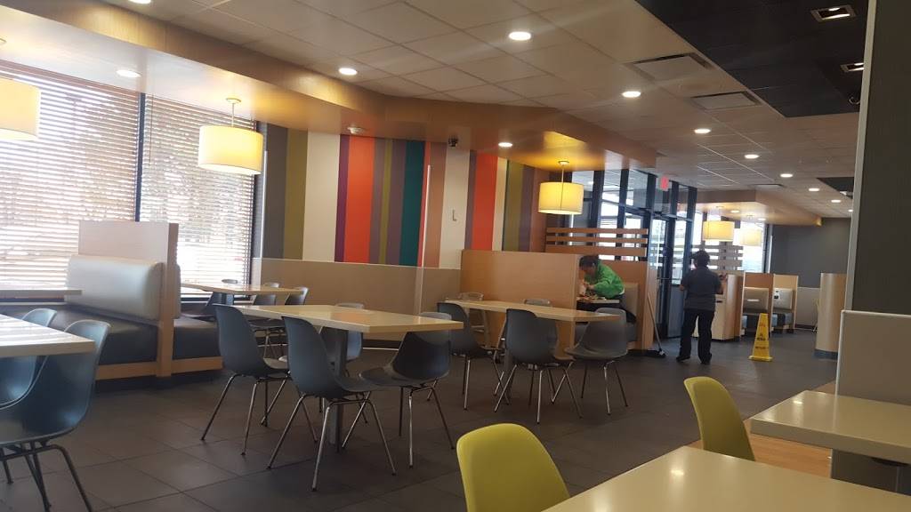 McDonalds | cafe | 6380 Grand Ave, Gurnee, IL 60031, USA | 8478550229 OR +1 847-855-0229